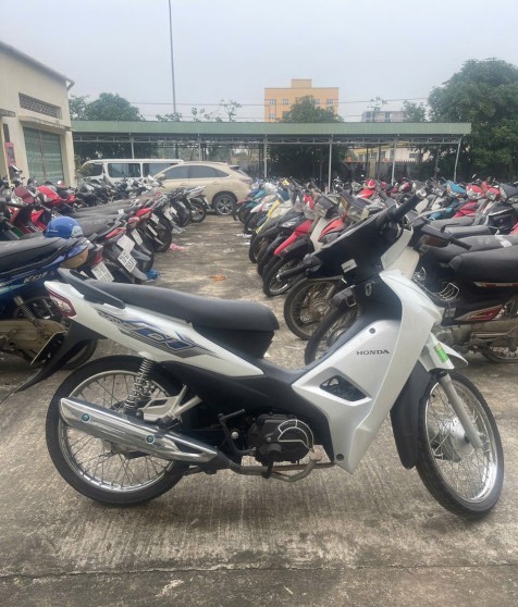 Tài sản là tang vật, phương tiện vi phạm hành chính bị tịch thu sung quỹ nhà nước theo các Quyết định tịch thu tang vật, phương tiện vi phạm hành chính của Công an thành phố Đồng Hới: 05 xe mô tô, xe gắn máy hai bánh