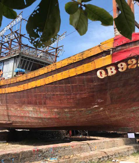 Tàu cá vỏ gỗ số đăng ký QB 92596 TS