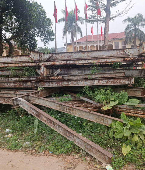 Vật tư cầu Trí Thủy (cũ) sau khi tháo dỡ